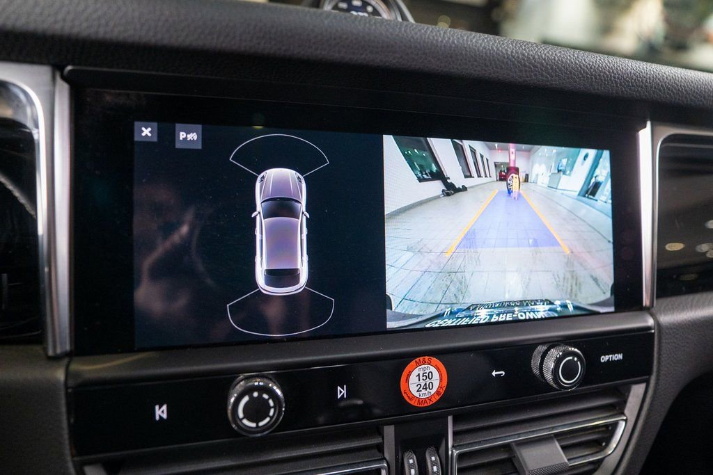 Certified 2025 Porsche Macan image 30