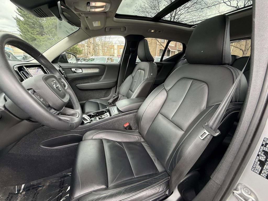 Used 2023 Volvo XC40 B5 Plus w/ Driver Assist Package AWD/4WD image 2