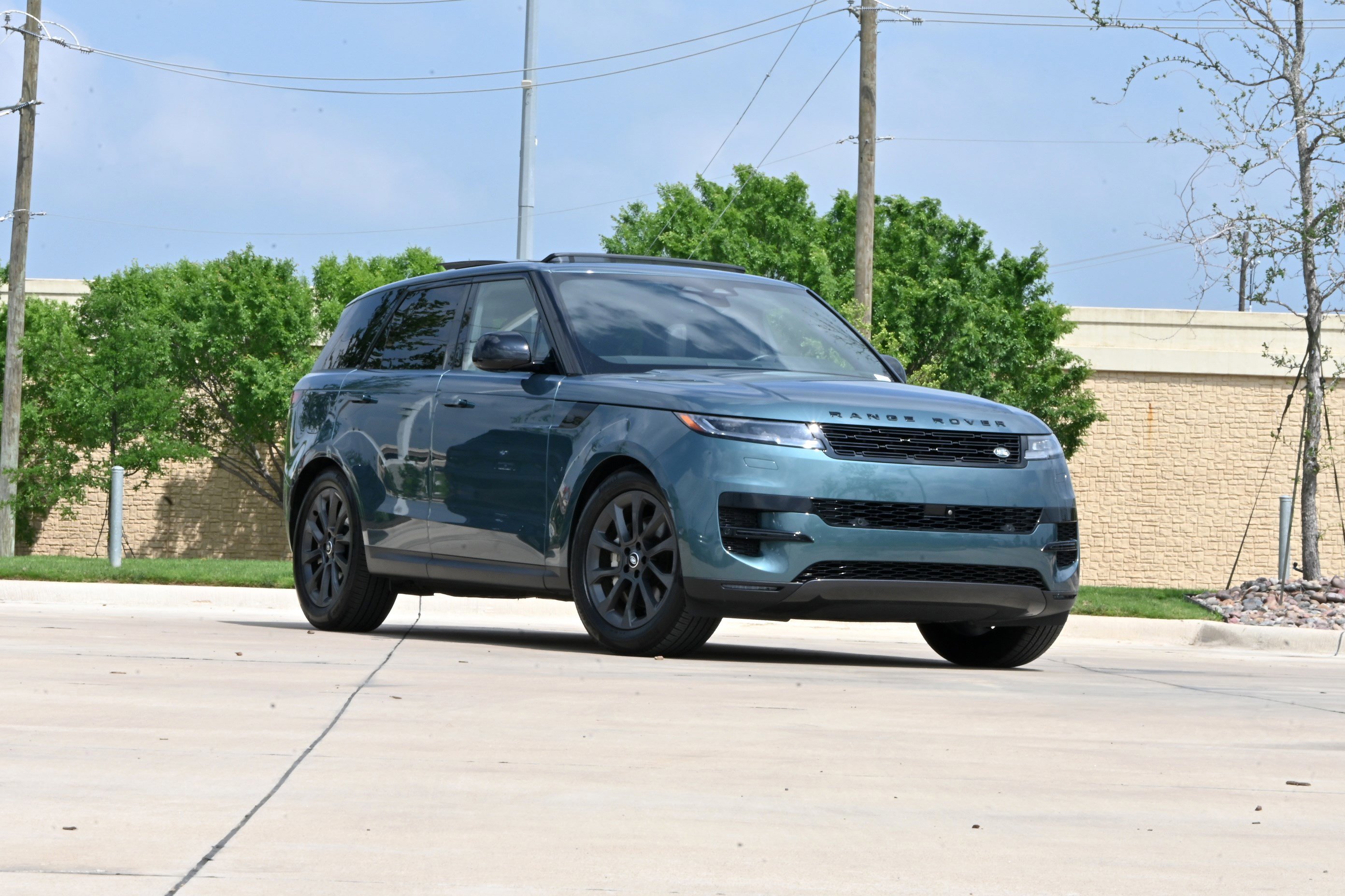 Used 2025 Land Rover Range Rover Sport SE AWD/4WD image 2