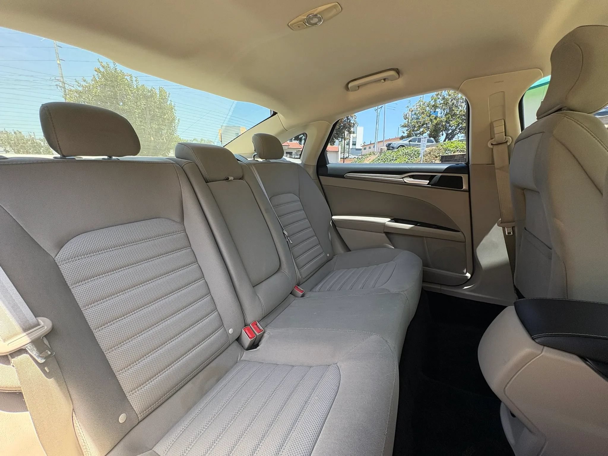 Used 2017 Ford Fusion SE FWD image 15