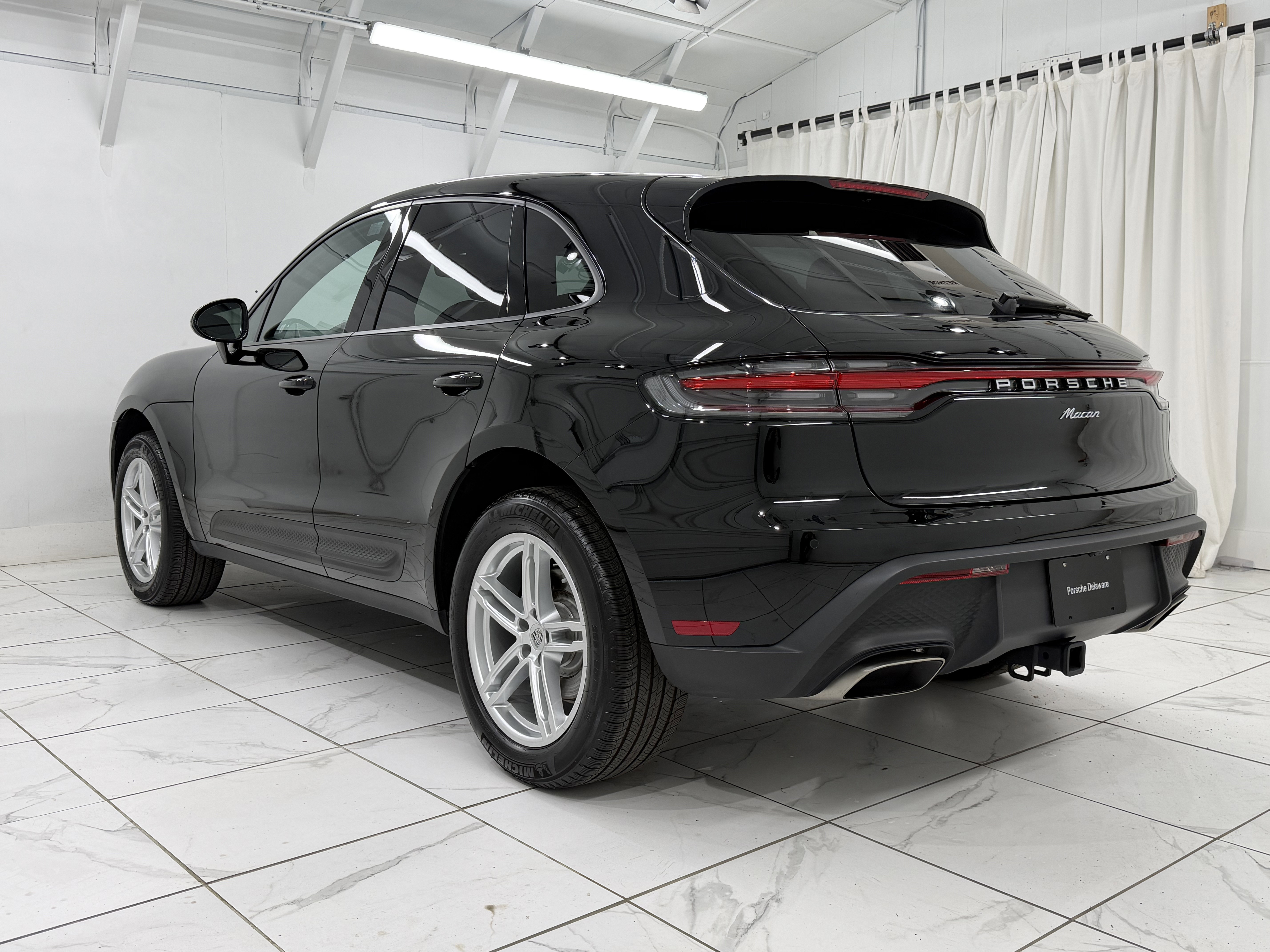 Certified 2025 Porsche Macan AWD/4WD image 14