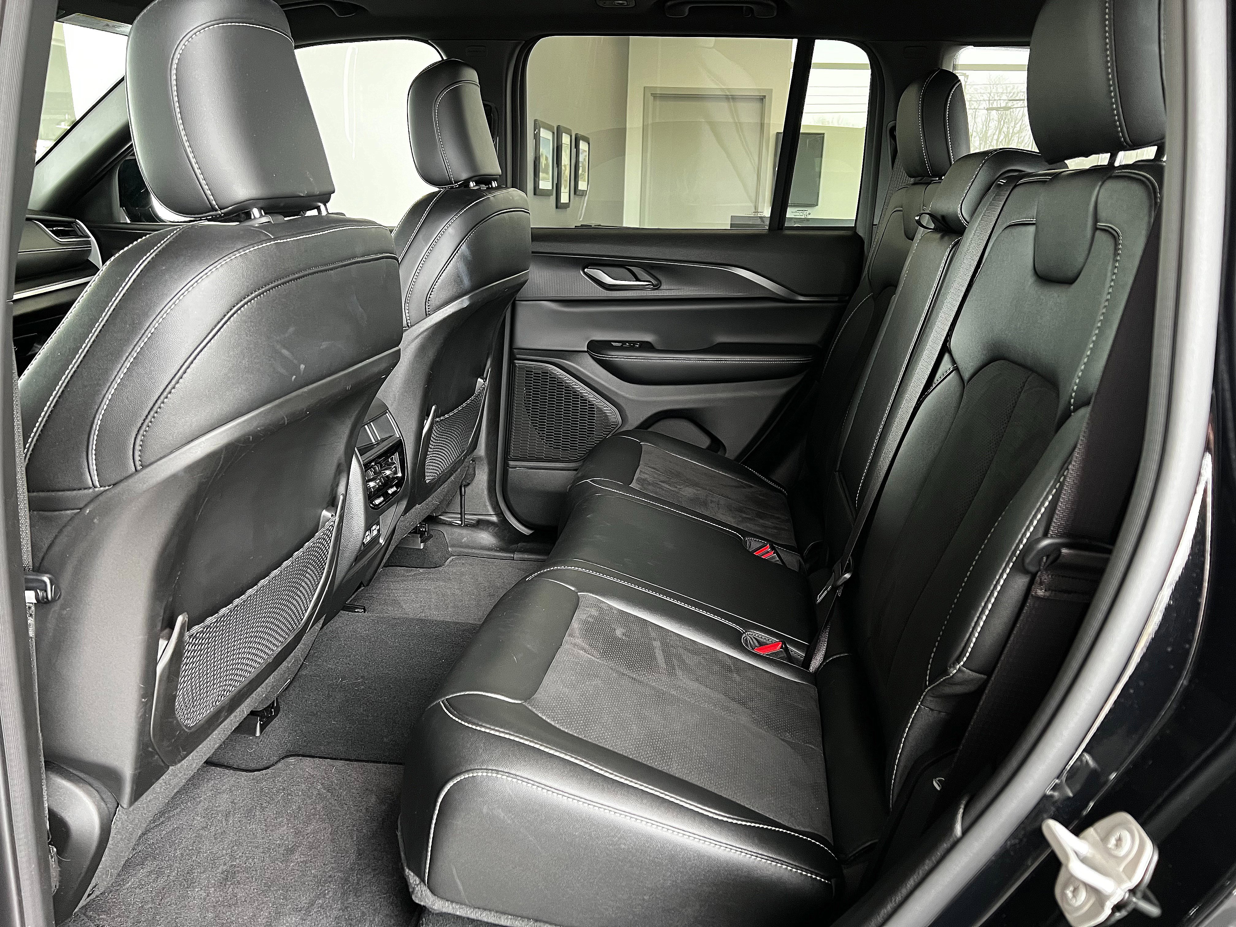 Used 2024 Jeep Grand Cherokee Altitude image 24