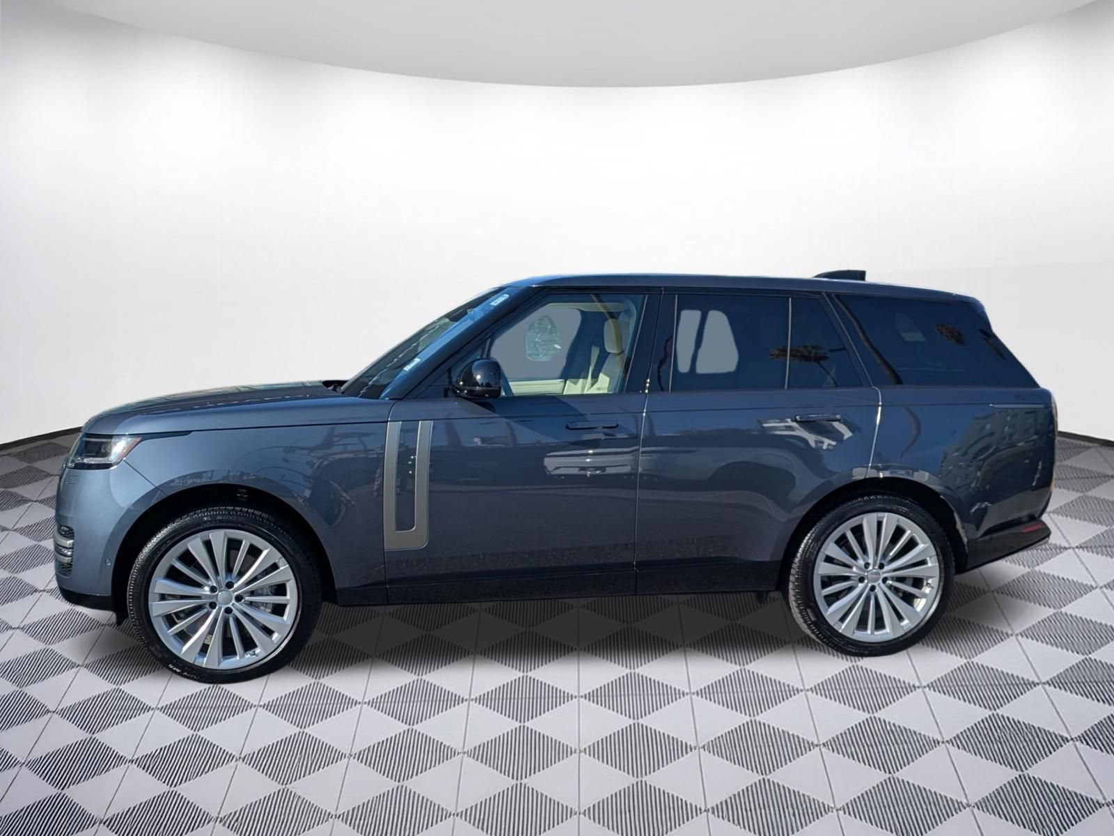 Used 2025 Land Rover Range Rover SE AWD/4WD image 2