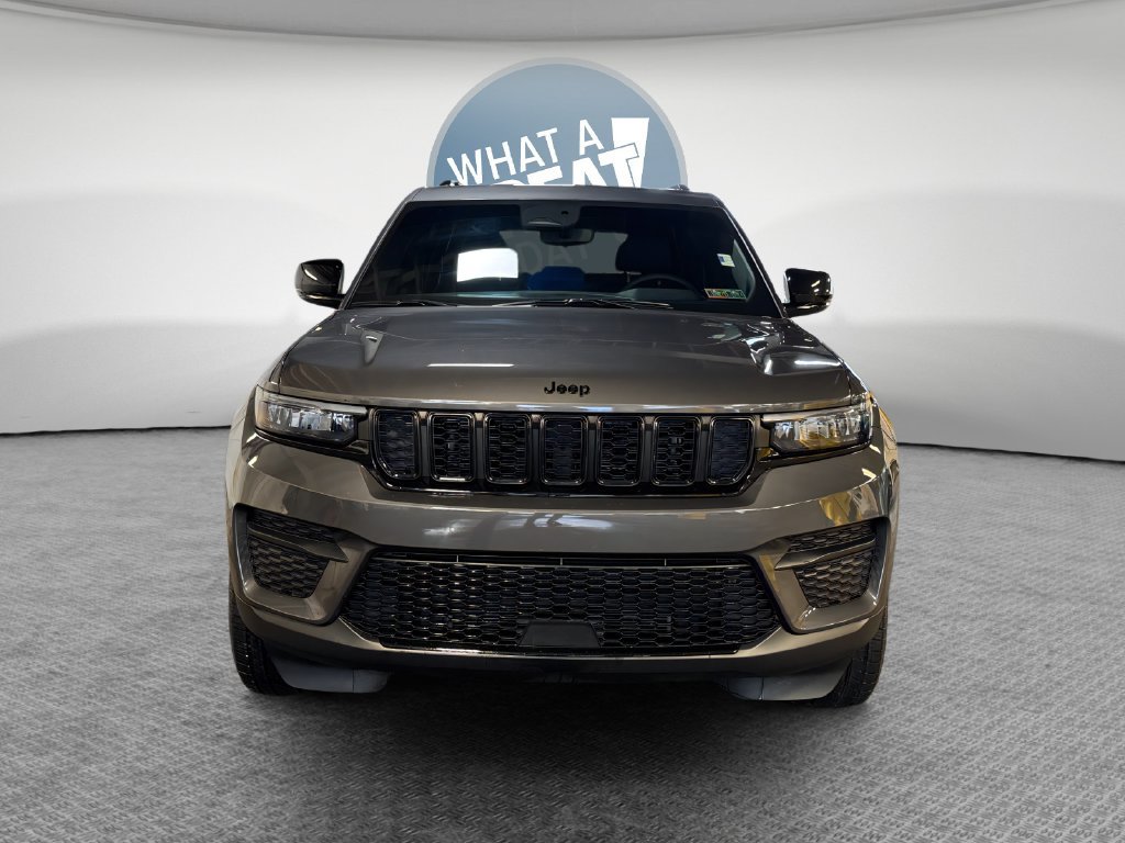 Used 2024 Jeep Grand Cherokee Laredo AWD/4WD image 9