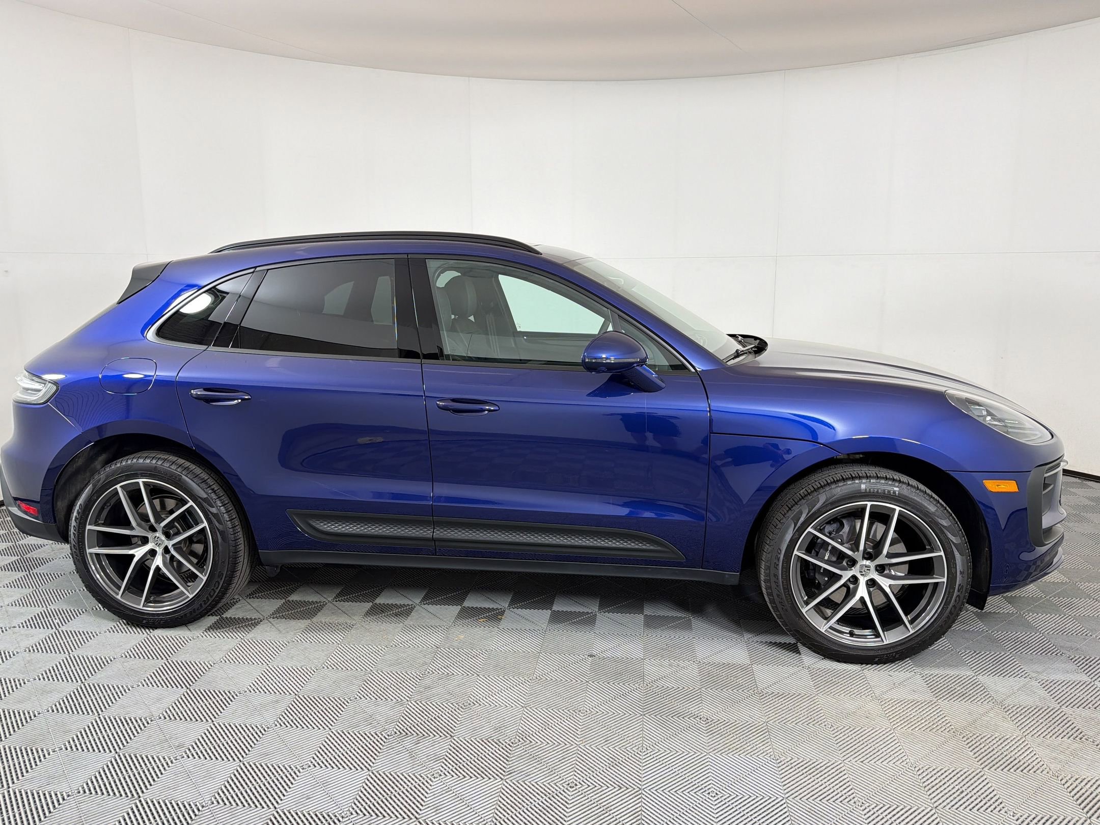 Used 2025 Porsche Macan image 9