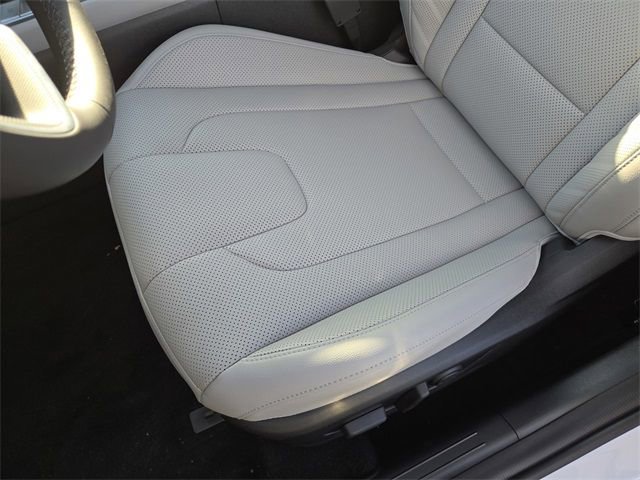 New 2025 Hyundai Elantra Limited image 17