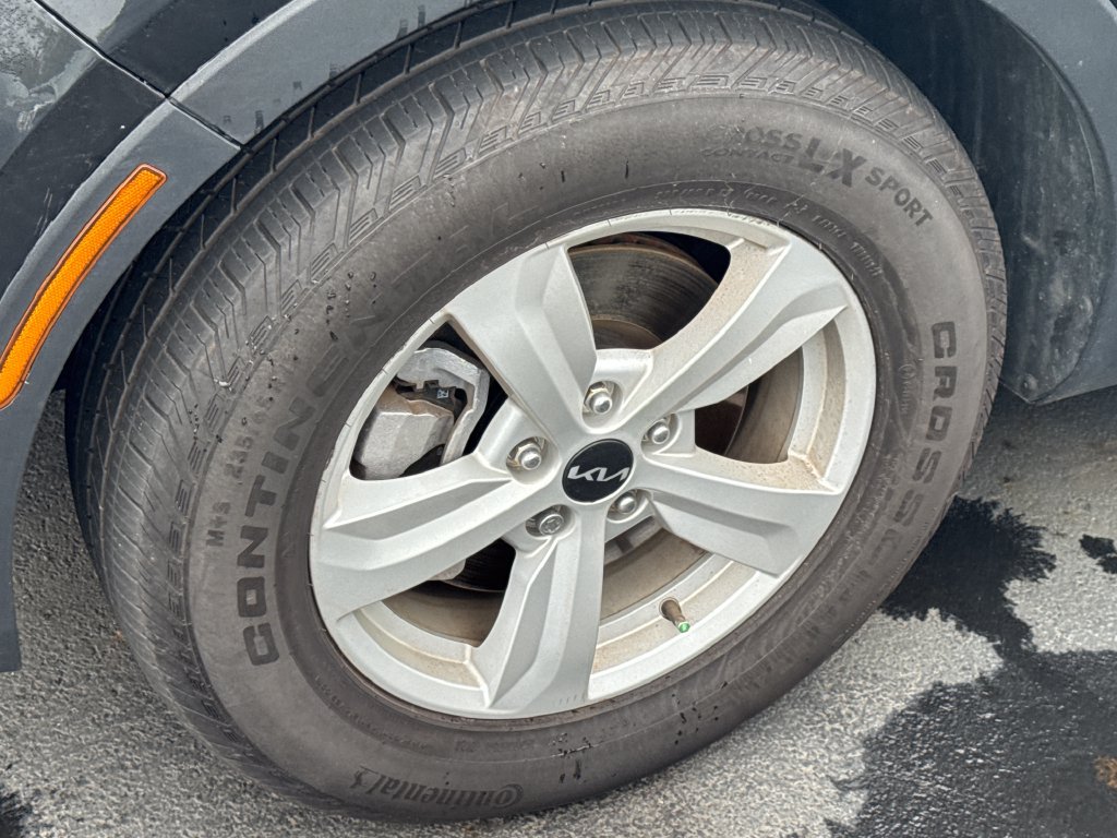 Used 2023 Kia Sorento LX FWD image 9