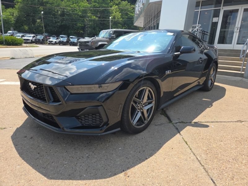 Used 2025 Ford Mustang GT RWD image 3