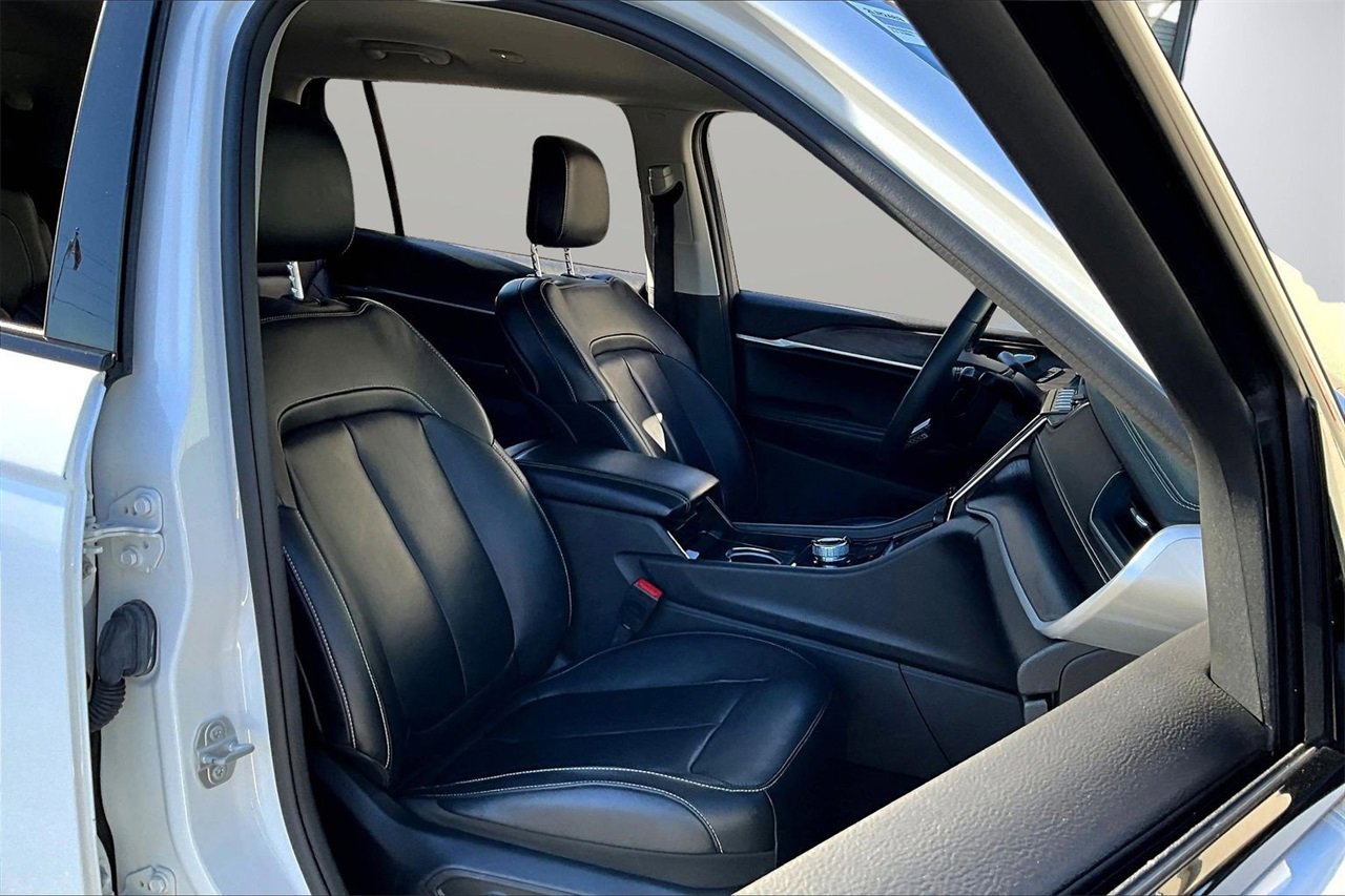 Used 2023 Jeep Grand Cherokee L Limited w/ Black Appearance Package image 22