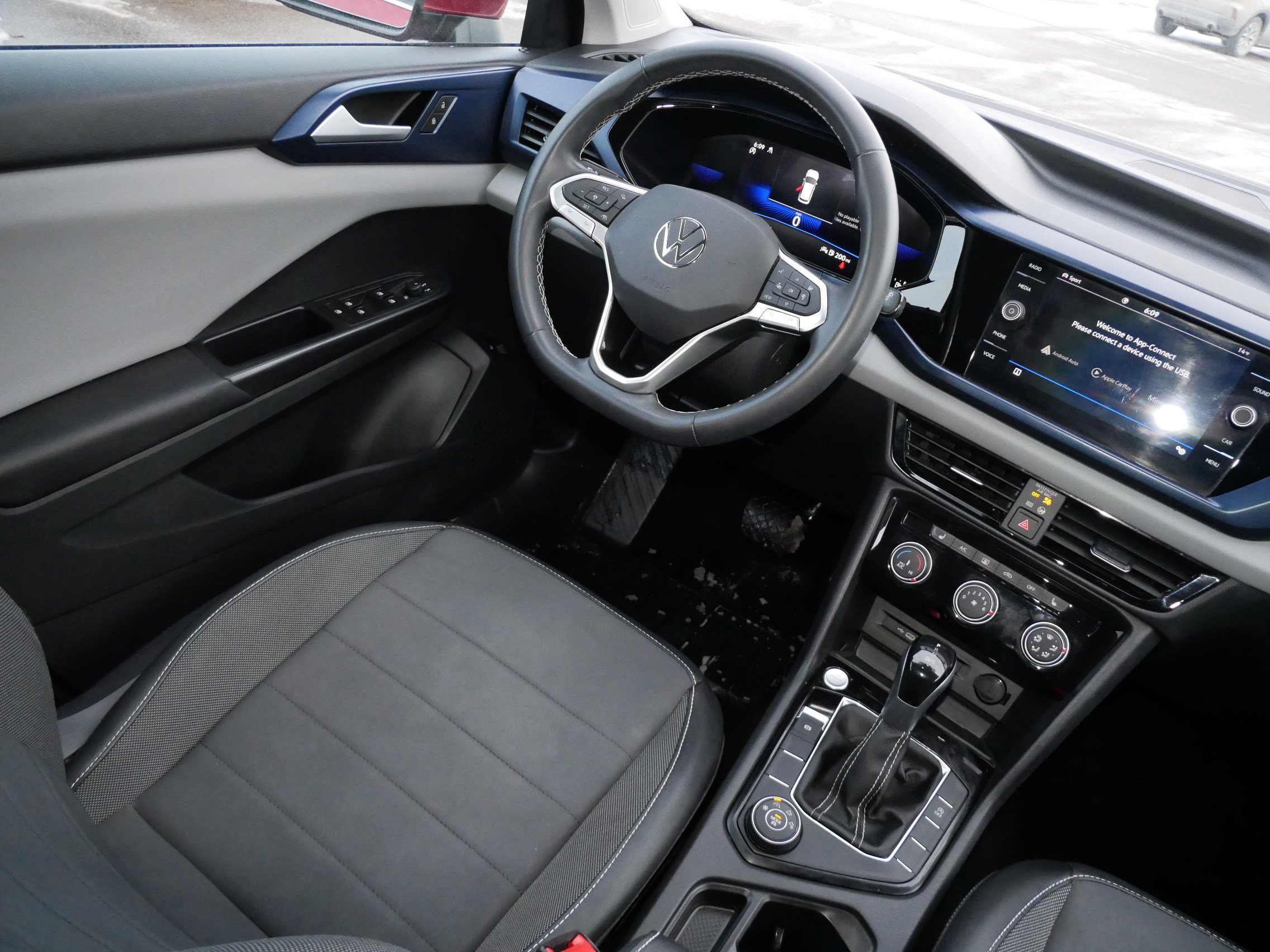 Certified 2023 Volkswagen Taos SE w/ Panoramic Sunroof Package image 9