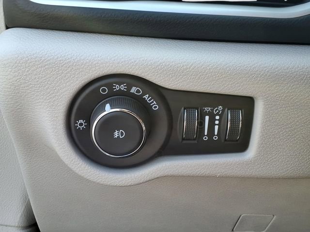 Used 2024 Chrysler Pacifica Touring-L image 24