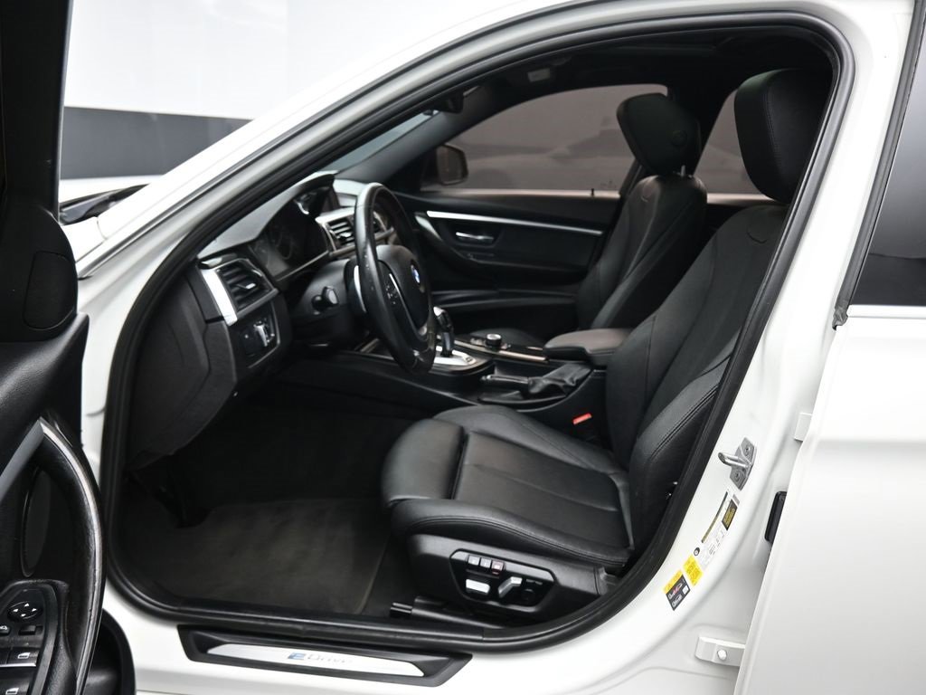 Used 2018 BMW 330e image 11