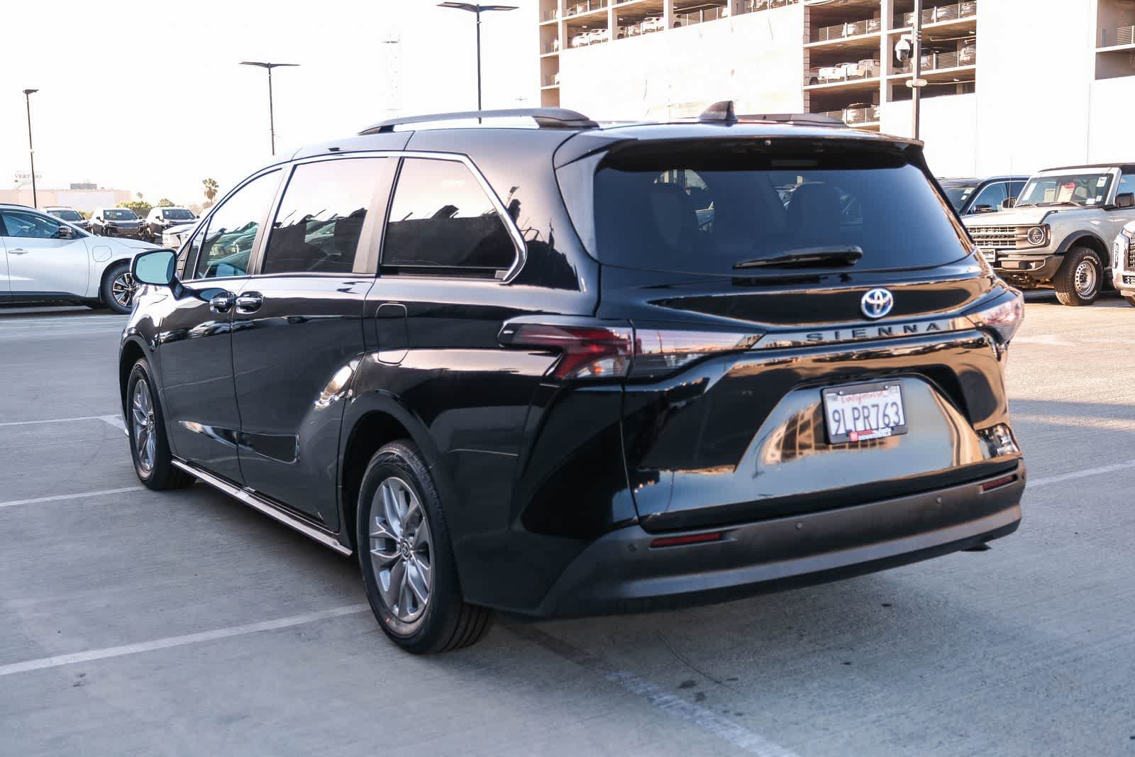 Certified 2024 Toyota Sienna XLE FWD image 6