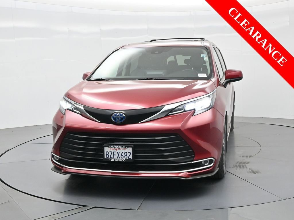 Used 2022 Toyota Sienna XLE image 3