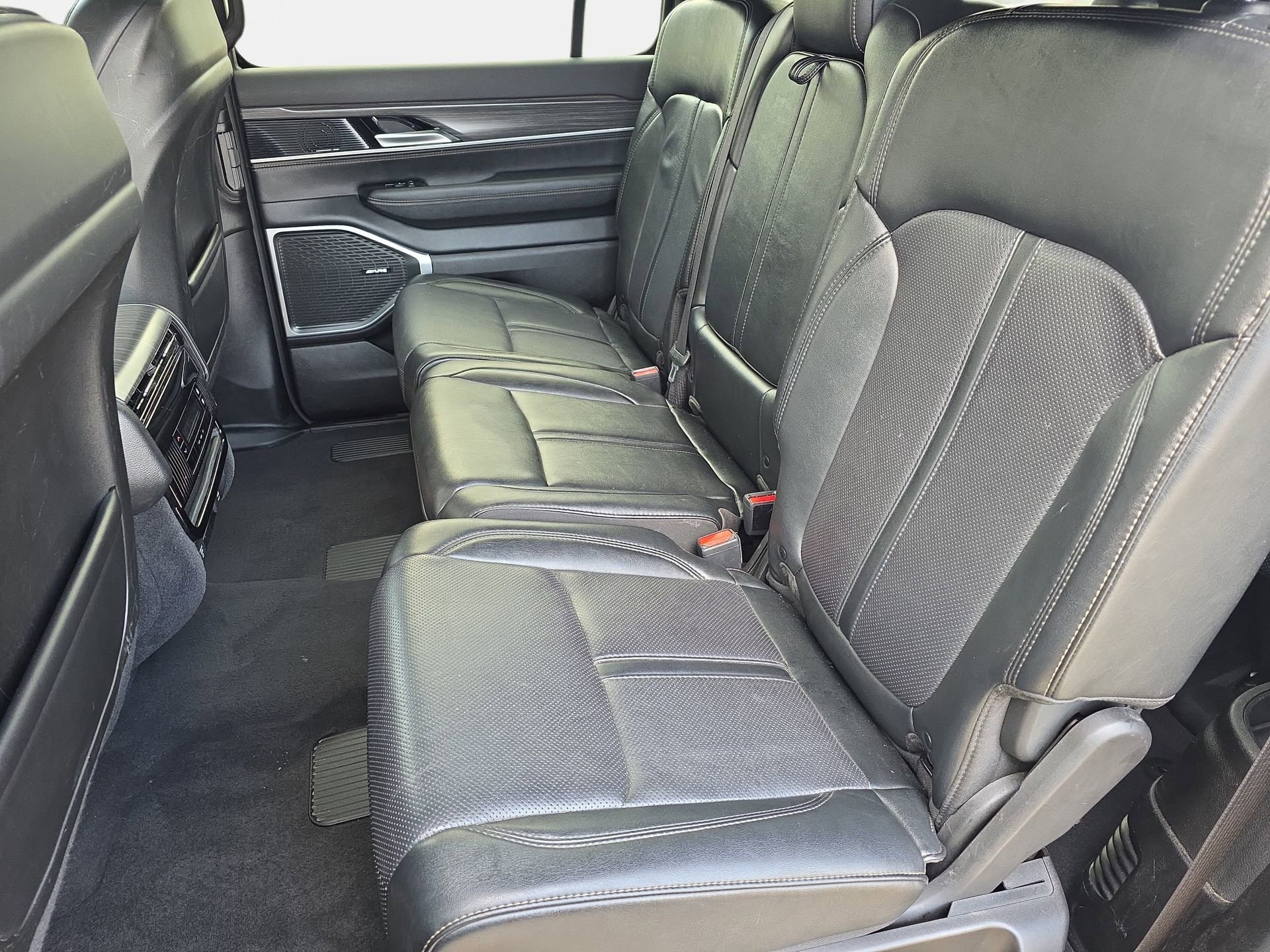 Used 2024 Jeep Wagoneer L Series II RWD image 13