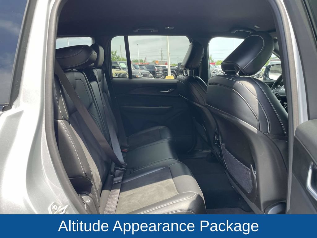 Used 2025 Jeep Grand Cherokee Altitude AWD/4WD image 18