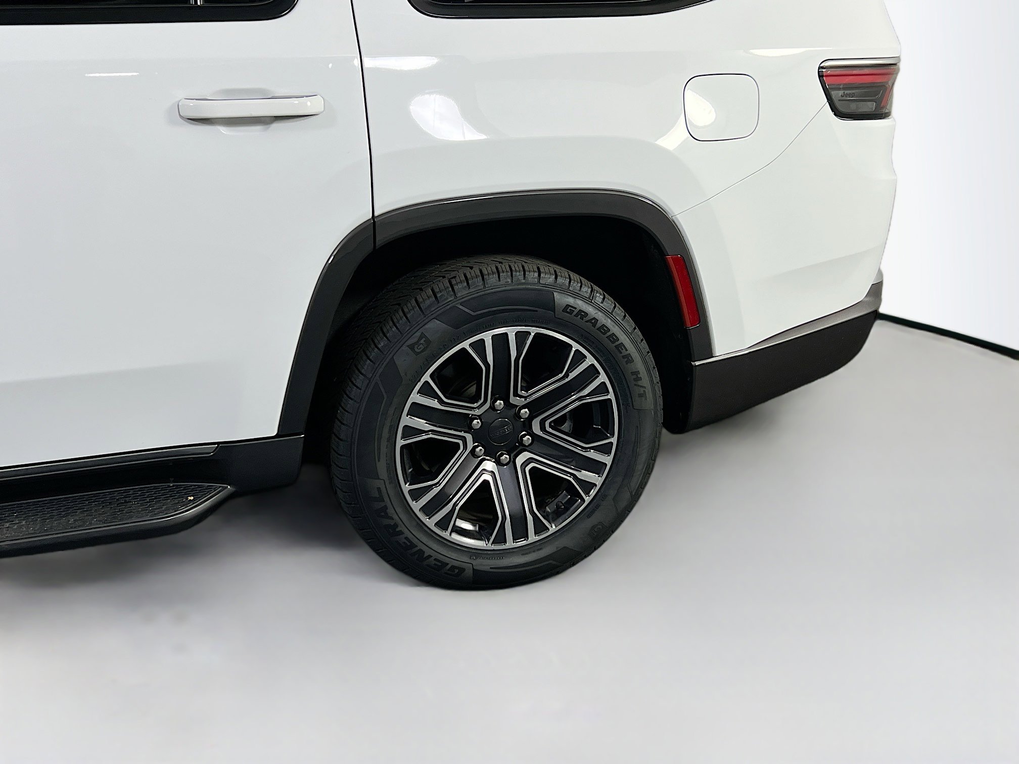 Used 2022 Jeep Wagoneer Series III w/ Rear Seat Video Group 1 image 32