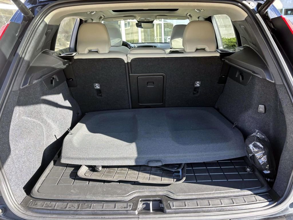 Used 2023 Volvo XC40 B5 Plus w/ Protection Package Premier image 9