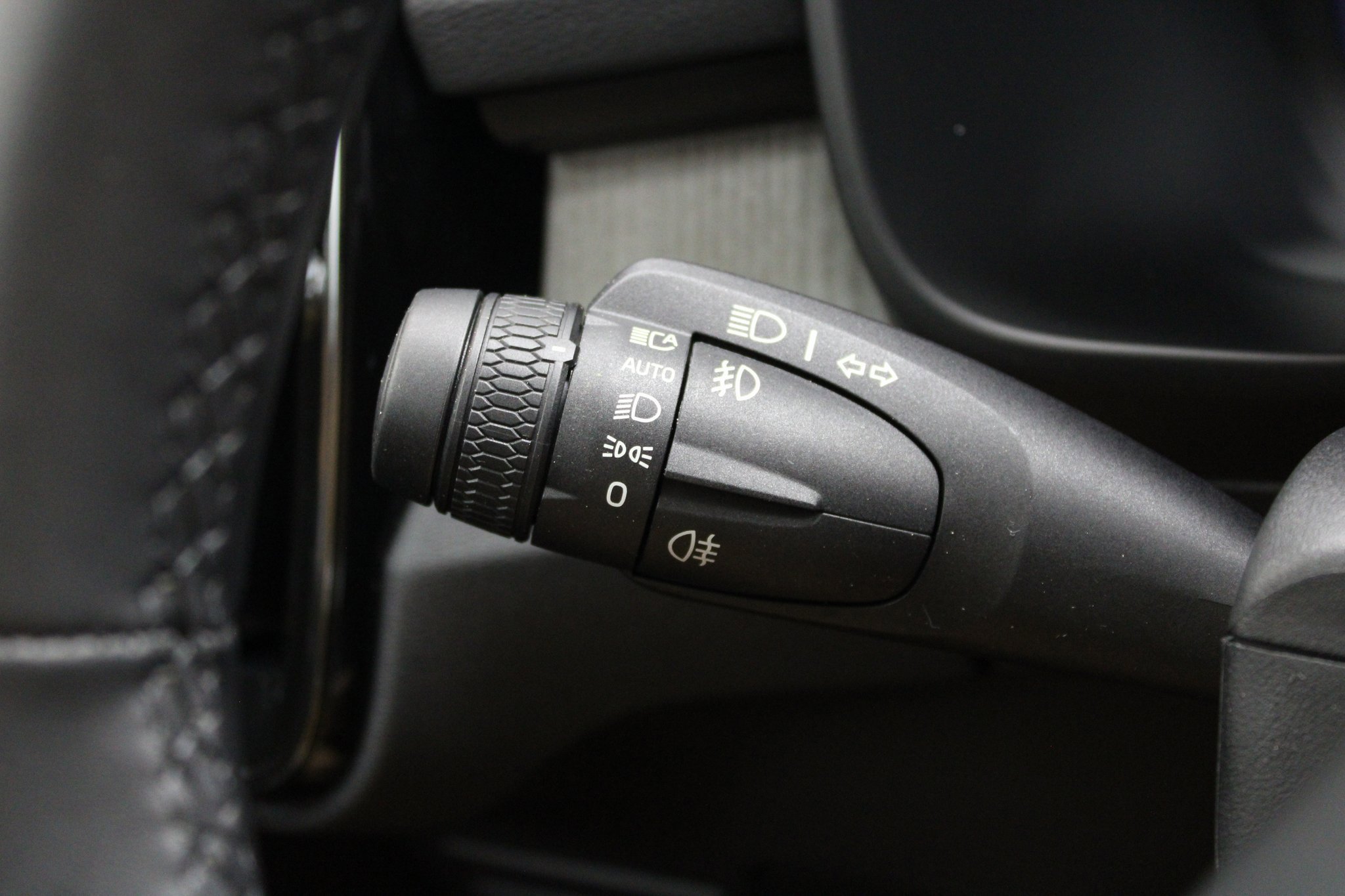 Used 2025 Volvo XC40 B5 Plus image 40