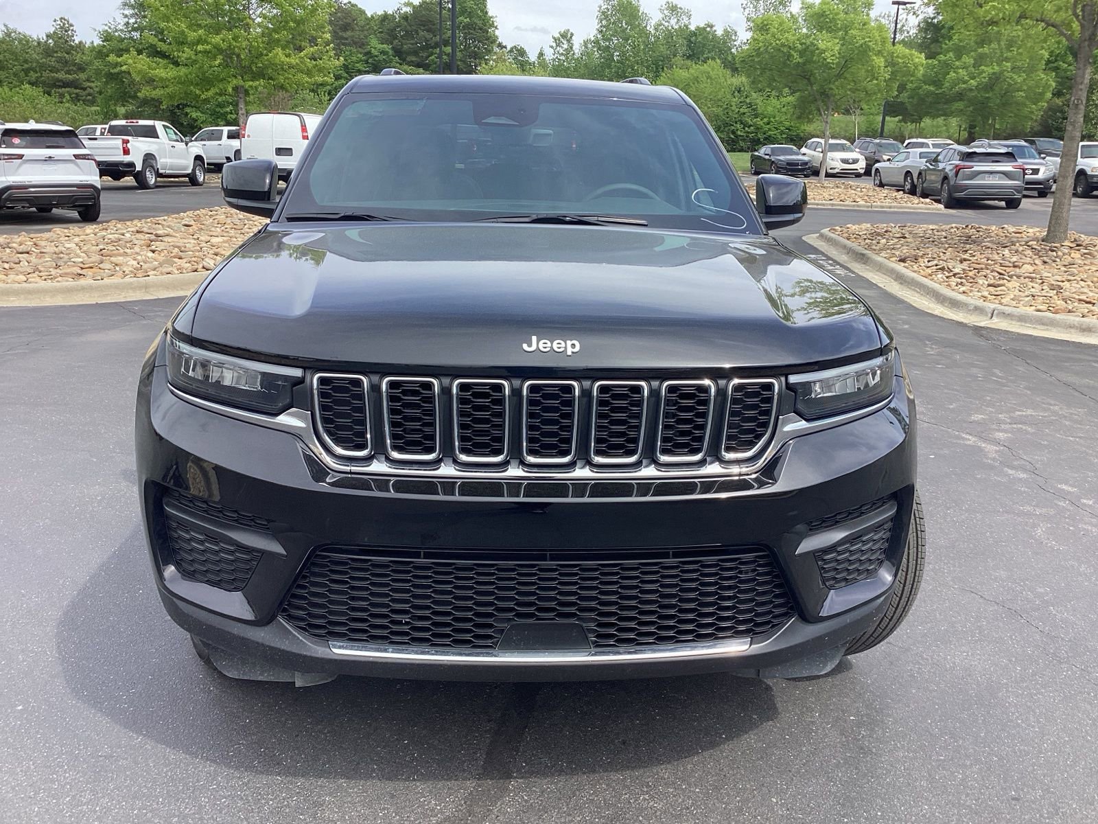 Used 2025 Jeep Grand Cherokee Laredo X w/ Luxury Tech Group I AWD/4WD image 4