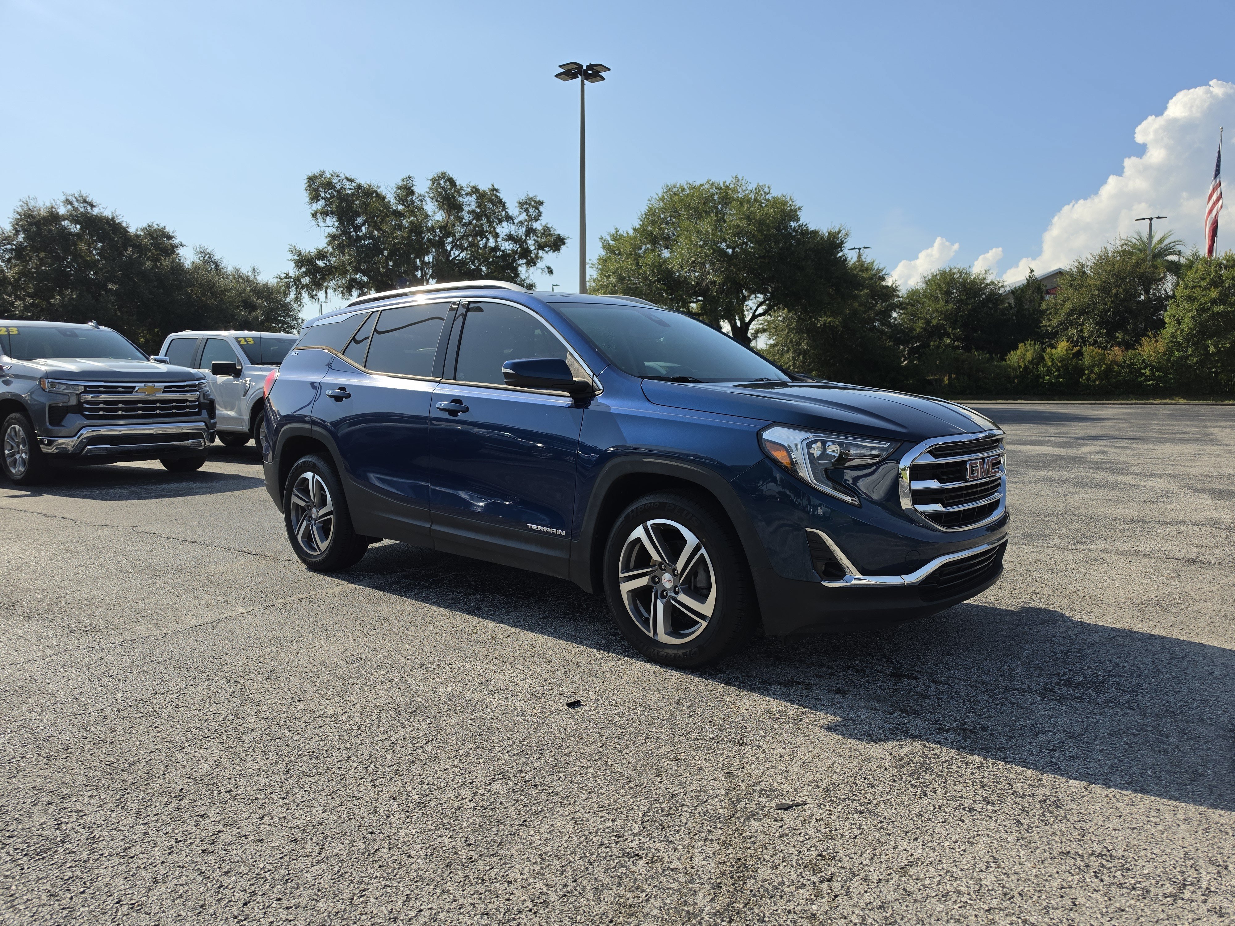 Used 2020 GMC Terrain SLT w/ Preferred Package FWD image 2