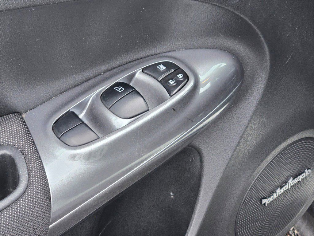 Used 2015 Nissan Juke SV w/ Technology Package image 17
