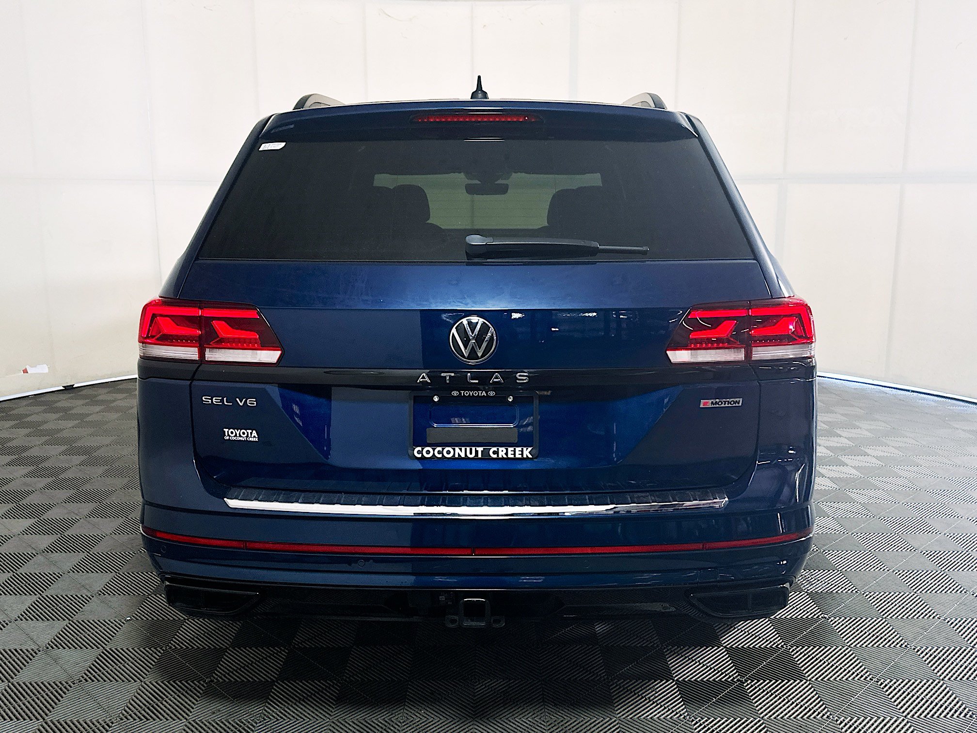 Used 2022 Volkswagen Atlas SEL R-Line AWD/4WD image 4