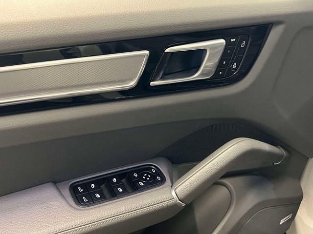 Used 2022 Porsche Cayenne Platinum Edition image 16