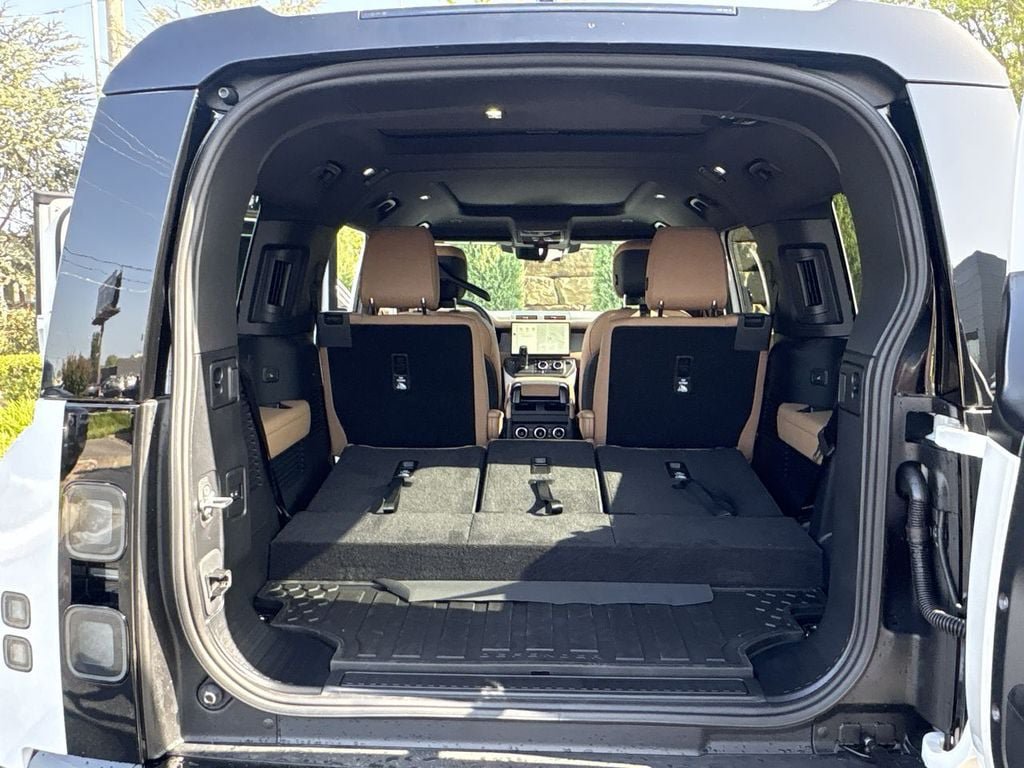 New 2026 Land Rover Defender 130 X-Dynamic SE AWD/4WD image 18