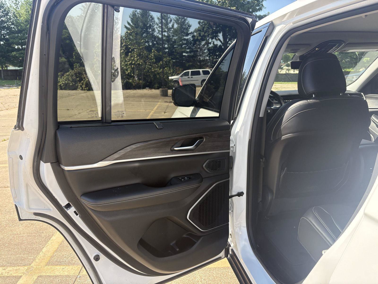 Used 2023 Jeep Grand Cherokee Limited w/ Luxury Tech Group II AWD/4WD image 12