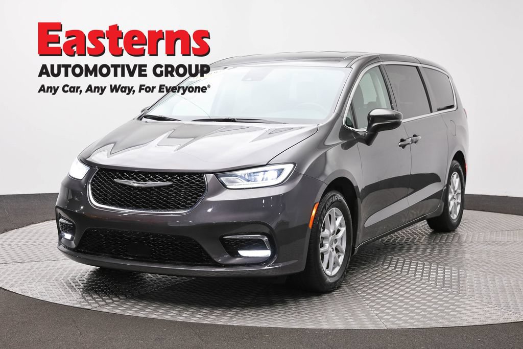Used 2023 Chrysler Pacifica Touring-L FWD image 1