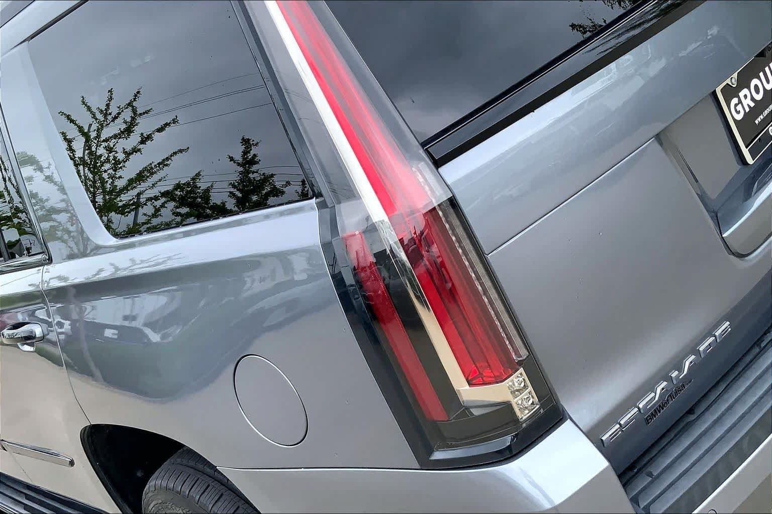 Used 2019 Cadillac Escalade Luxury AWD/4WD image 27