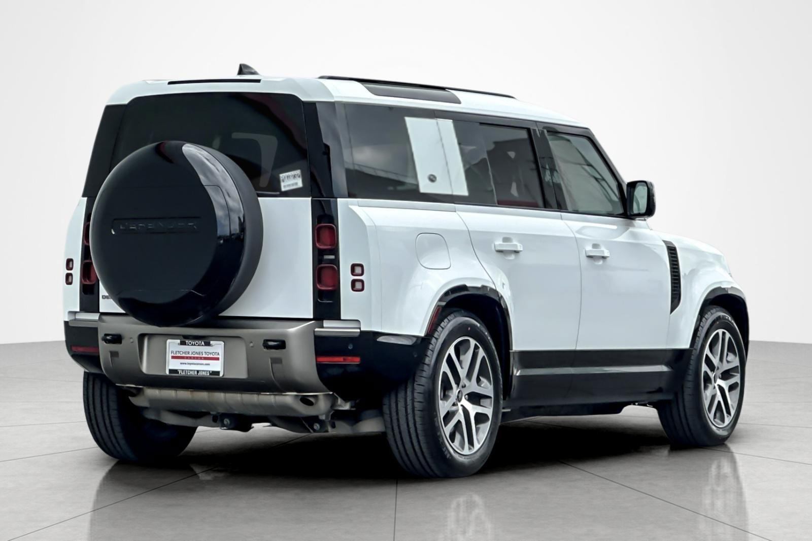 Used 2024 Land Rover Defender 110 X-Dynamic SE AWD/4WD image 5