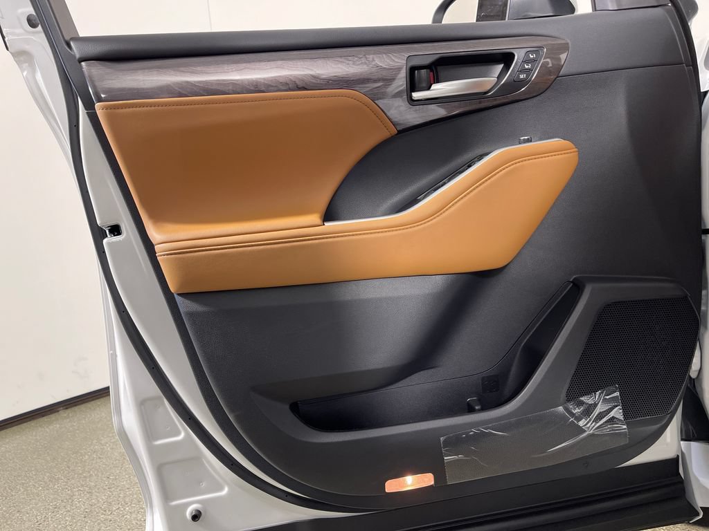 New 2026 Toyota Highlander Platinum AWD/4WD image 17