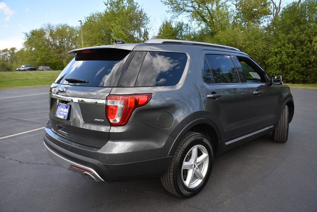 Used 2017 Ford Explorer XLT w/ Equipment Group 202A AWD/4WD image 5