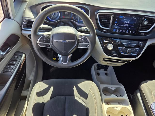 Used 2017 Chrysler Pacifica Touring FWD image 12