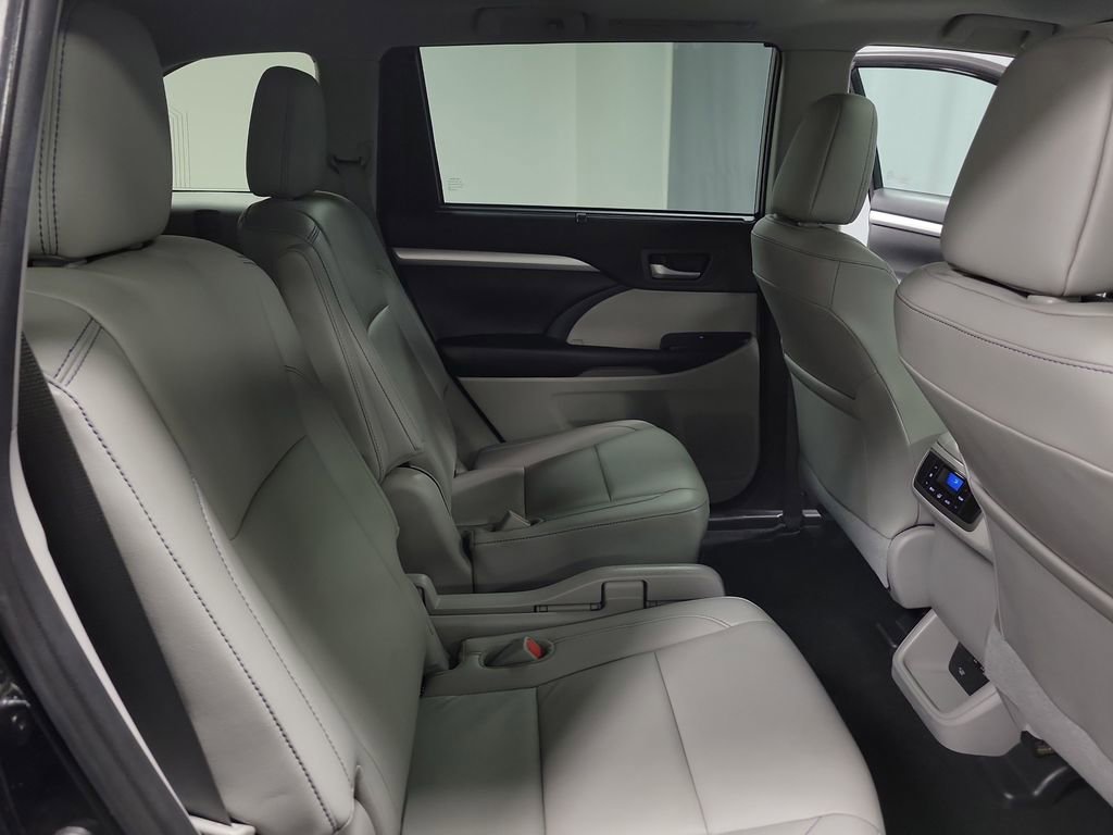 Used 2019 Toyota Highlander XLE AWD/4WD image 23