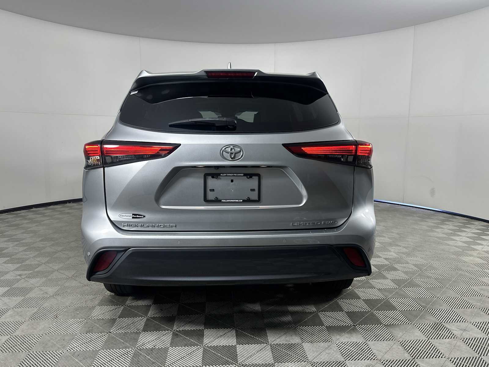 Used 2023 Toyota Highlander Limited image 7