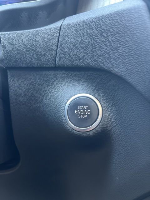 Used 2025 Volvo XC40 B5 Core w/ Climate Package image 17