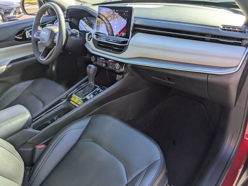 Used 2025 Jeep Compass Limited image 30