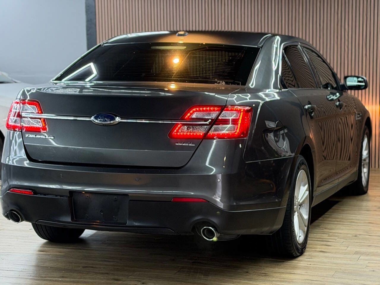 Used 2018 Ford Taurus SEL w/ Equipment Group 201A image 8