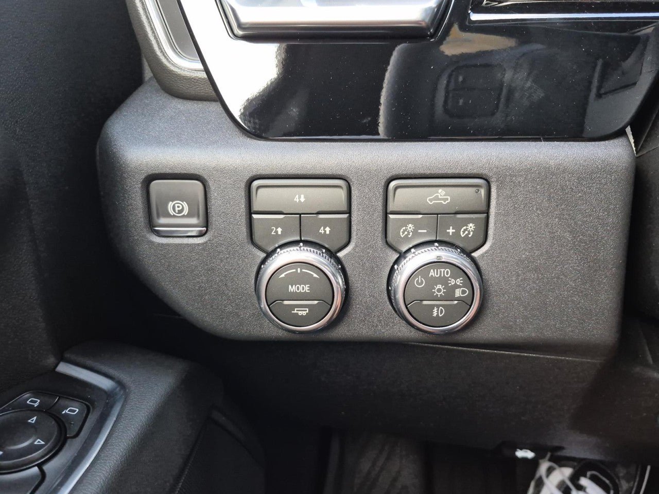 New 2026 GMC Sierra 2500 SLE w/ SLE Value Package; AWD/4WD image 15