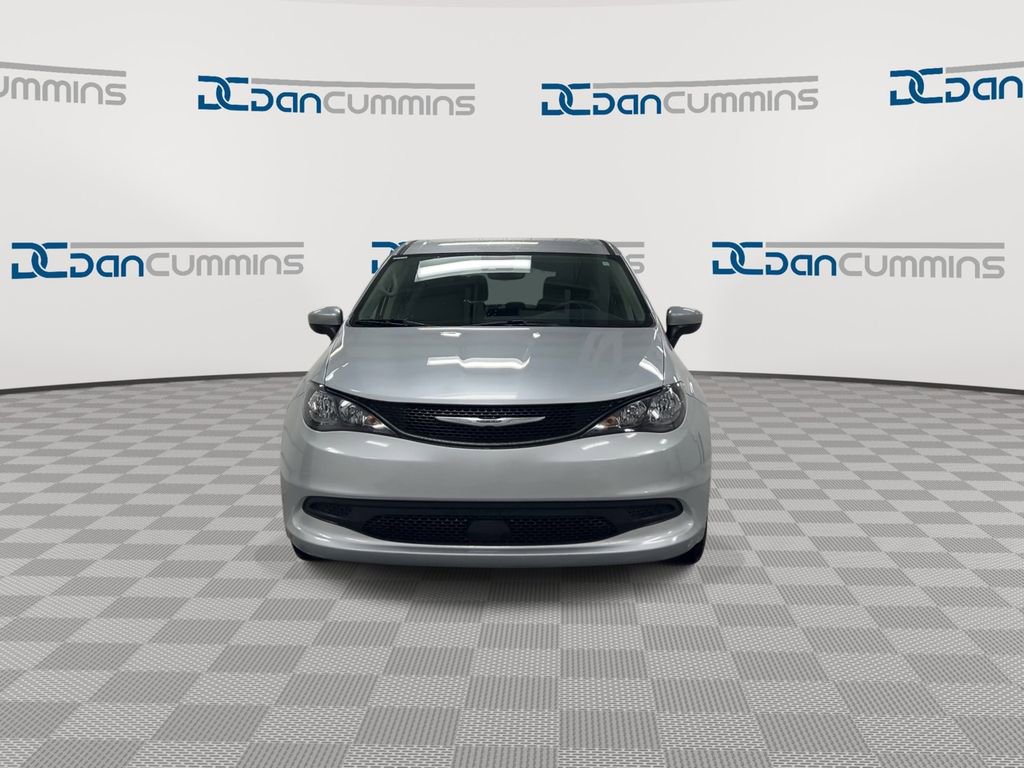 Used 2023 Chrysler Voyager LX image 3