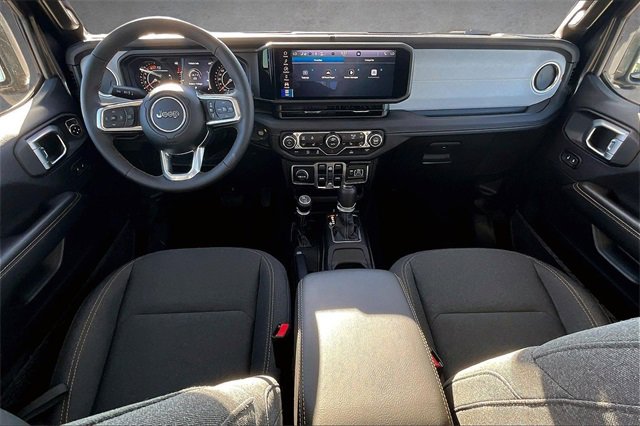 Used 2025 Jeep Wrangler Sahara image 12