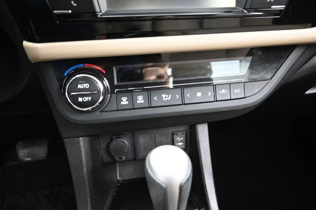 Used 2016 Toyota Corolla LE FWD image 14
