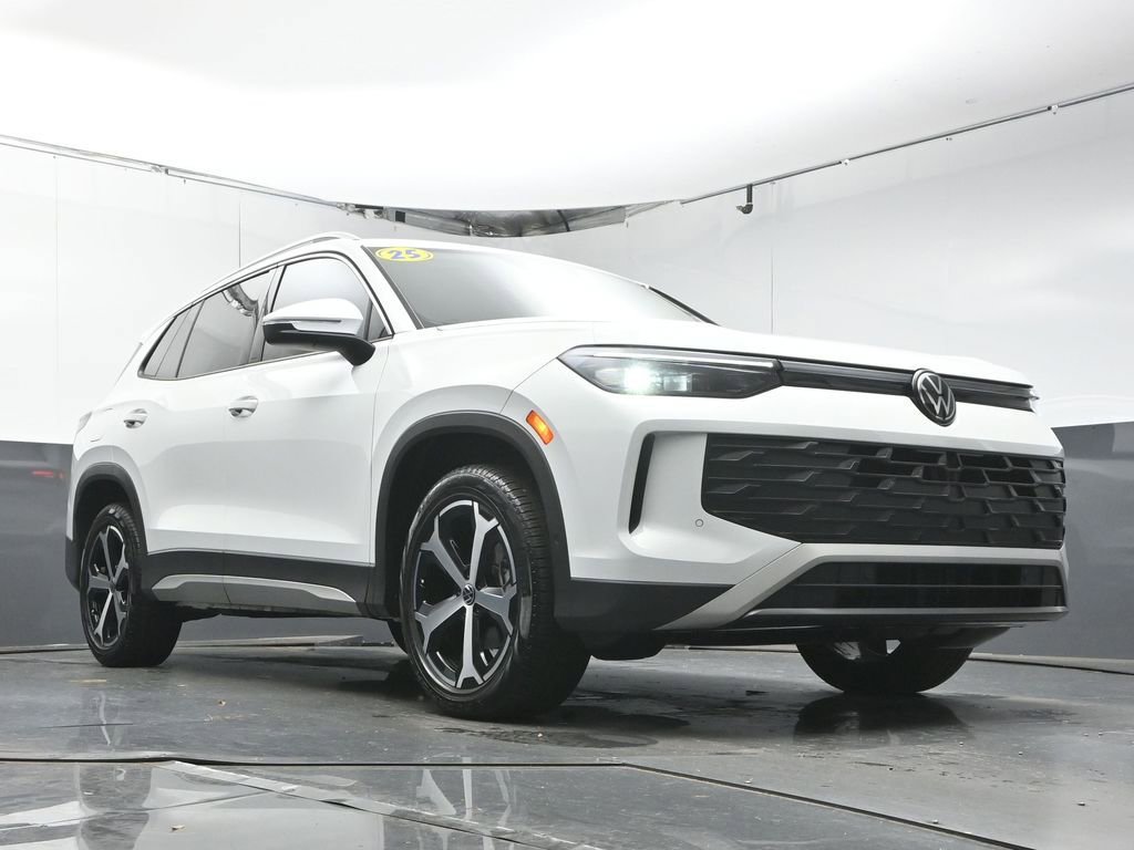 Used 2025 Volkswagen Tiguan SE image 34