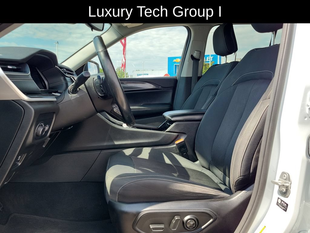 Used 2022 Jeep Grand Cherokee Laredo w/ Luxury Tech Group I AWD/4WD image 8