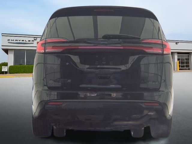 Used 2025 Chrysler Pacifica Limited FWD image 7