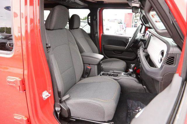 Used 2025 Jeep Wrangler Unlimited Sahara AWD/4WD image 27