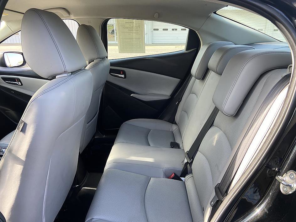 Used 2019 Toyota Yaris XLE image 12